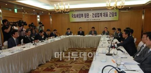 ↑권도엽 국토해양부 장관(왼쪽에서 두번째)이 16일 서울 논현동 임피리얼팰리스호텔에서 열린 건설업계와의 조찬 간담회에서 "건설사들의 어려움을 극복할 수 있도록 현재 검토중인 법안이나 관련 정책이 조속히 처리될 수 있도록 하겠다"고 강조했다. ⓒ대한건설단체총연합회 제공