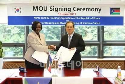 ↑이지송 LH 사장(사진 오른쪽)과 젬마누누쿰바 남부수단 주택 및 국토계획부 장관(왼쪽)이 16일 LH 본사에서 '남부수단 신수도 건설협력' 양해각서에 서명한 뒤 악수하고 있다. ⓒLH