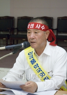 ↑ 김구 대한약사회 회장은 지난 16일 정부의 일반의약품 약국외판매 추진에 반대하는 항의의 표시로 삭발을 했다. 김 회장이 이날 열린 대한약사회 상임위원회에 참석해 발언하고 있다. ⓒ사진 대한약사회 제공