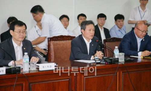 ↑권도엽 국토해양부 장관(앞줄 가운데)이 20일 과천정부청사 4층 대회의실에서 실국장 및 산하기관 고위관계자 등 100명이 배석한 가운데 '청렴실천 및 조직문화 선진화관련 장관 특별지시사항'을 낭독한 뒤 당부사항을 말하고 있다.