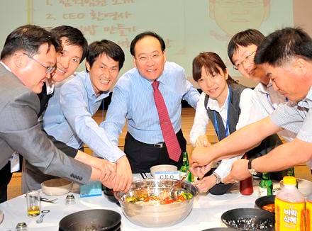 ↑정동화 포스코건설 사장(가운데)이 최근 입사한 경력직원들과 비빕밥을 만들고 있다.ⓒ포스코건설