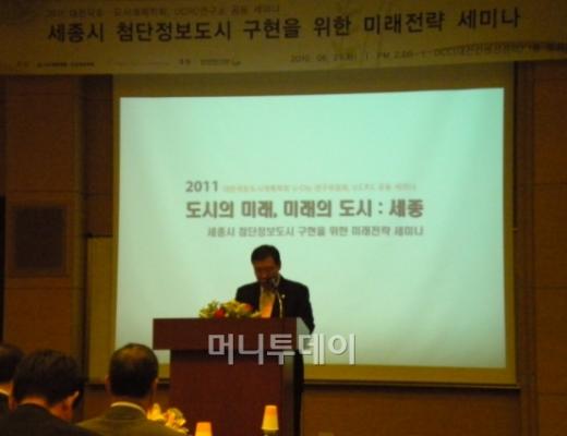 최민호 청장이 인사말을 하고 있는 모습