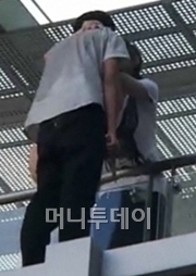 ↑ 육교 난간에서 후옌을 붙잡고 입맞춤하는 장면 @新浪微博