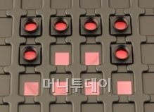 ↑옵트론텍이 생산하는 이미지센서용 적외선차단필터.