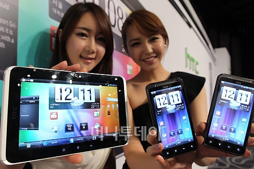 ↑ HTC가 23일 오전 서울 소공동 웨스틴 조선호텔에서 KT 와이브로 4G망을 이용한 '이보 4G+' 안드로이드 스마트폰과 '플라이어 4G' 태블릿을 선보이고 있다. ⓒ이기범 기자
