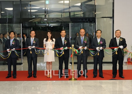 ↑ 23일 'VIEW Gallery(뷰 갤러리)' 개관식에서 참석한 윤석경 SK건설 부회장(왼쪽 네 번째)과 SK VIEW 모델인 탤런트 손예진씨(왼쪽 세 번째)가 테이프를 자르고 있다. ⓒSK건설