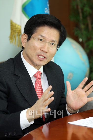 김문수 경기도지사가 지난 22일 한국표준협회 초청 최고 경영자조찬회에서 '춘향전 비하 발언'으로 논란에 휩싸였다.