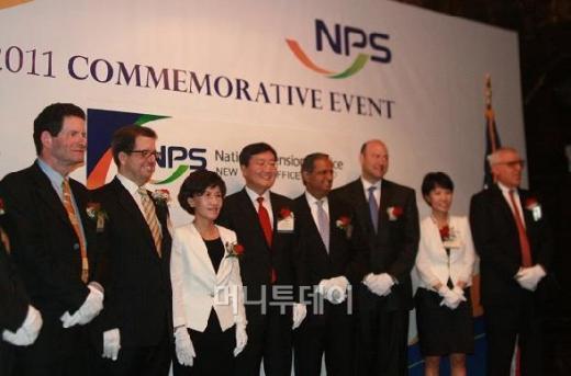 국민염금 개소식에 참석한 진수희 보건복지부 장관(왼쪽 세번째 부터), 전광우 이사장, 비크람 팬디트 씨티그룹 회장 등이 기념촬열을 하고 있다.