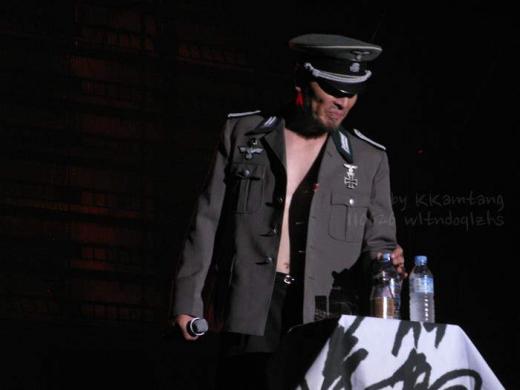 ↑공연 중 한 관객이 찍은 나치복장의 임재범 ⓒ커뮤니티 사이트