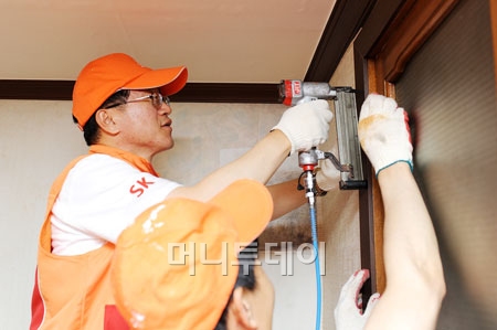 ↑ 지난 15일 SK건설 임직원이 구로구 온수동 가정집을 찾아 집고치기 활동을 펼치는 모습