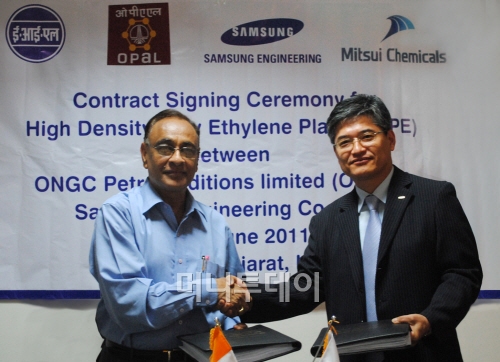 ↑지난 28일 오후 인도 현지에서 열린 계약식에서 삼성엔지니어링 석유화학사업본부장 이진규 상무(오른쪽)가 OPaL 조하리(P.K Johri) 사장과 계약서에 서명을 한 후 악수를 나누고 있다.
