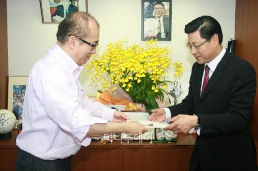 ▲일본관광청 미조하타 히로시 장관에게 감사장을 받고 있는 롯데JTB 노영우 대표