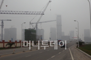 빈하이신구는 현재 개발이 활발히 이루어져 곳곳에 공사판이 벌어지고 있다. 금융지구 개발지역의 공사모습.