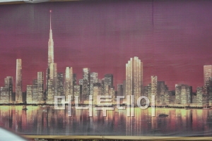 개발이 끝난 뒤의 금융가 고층건물군의 야경모습.