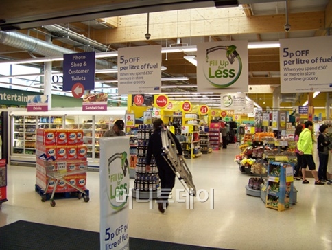 ↑카본제로스토어 1호점 내부는 자연채광 위주의 설계로 전기 조명을 최소화했다.