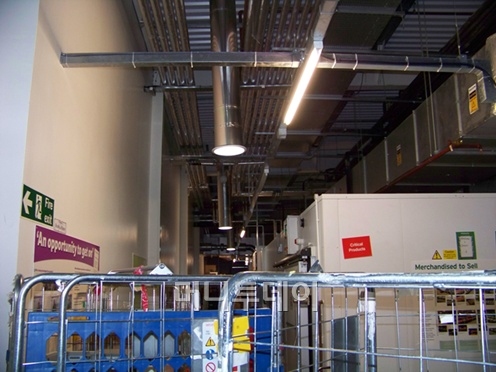 ↑창고 등 매장 뒷편은 선파이프를 통해 내부를 밝혀주고 있다.