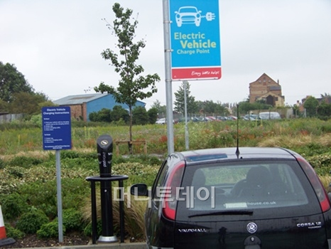 ↑매장 밖 전기차 충전소