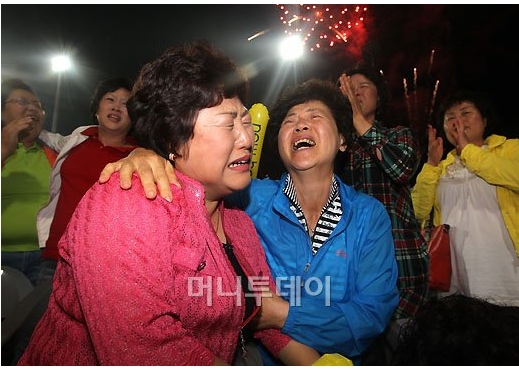 7일 새벽 2018동계올림픽 개최지가 평창으로 결정된 가운데 강원도 평창군 알펜시아 스키점프대를 찾은 평창시민들이 기쁨의 눈물을 흘리고 있다.