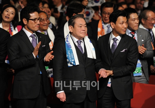 ↑7일 남아공 더반에서 2018년 평창 동계올림픽 유치가 발표되는 순간 이건희 IOC 위원이 감격스러워하고 있다. 사진 왼쪽부터 정병국 문화체육관광부 장관, 이건희 IOC위원(삼성 회장), 이 회장의 둘째 사위인 김재열 대한빙상연맹회장. ⓒ사진제공=삼성.