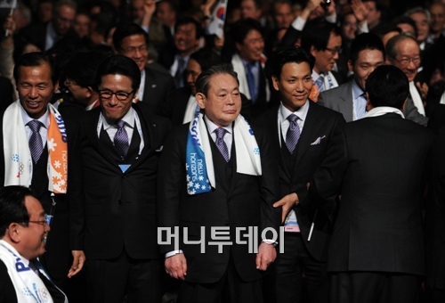 ↑7일 남아공 더반에서 2018년 평창 동계올림픽 유치가 발표되는 순간 이건희 IOC 위원이 감격스러움에 눈물을 보이고 있다. 사진 왼쪽부터 최문순 강원도지사, 정병국 문화체육관광부 장관, 이건희 IOC위원(삼성 회장), 이 회장의 둘째 사위인 김재열 대한빙상연맹회장. ⓒ사진제공=삼성.