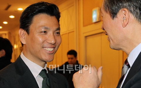 김재열 제일모직 사장(왼쪽)이 지난 3월 9일 서울 여의도 한 호텔에서 열린 한나라당 평창 동계올림픽 유치 특위 제1차 회의에서 정몽준 한나라당 전 대표와 이야기 나누고 있다.  사진 머니투데이 유동일 기자 eddie@