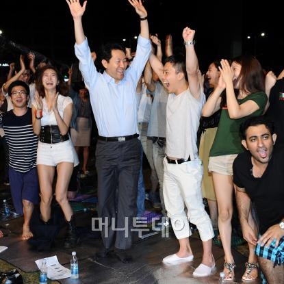 ↑오세훈 서울시장이 7일 새벽 서울광장에서 2018년 동계올림픽 개최지로 강원도 평창이 확정되자 시민들과 환호하고 있다.