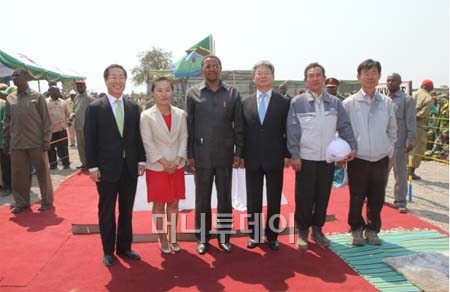 ↑ 한일건설 해외담당 사장 조영남(왼쪽에서 첫번째), 탄자니아 키그웨테 대통령(왼쪽에서 세번째), 김영훈 탄자니아 대사(왼쪽에서 네번째) ⓒ한일건설