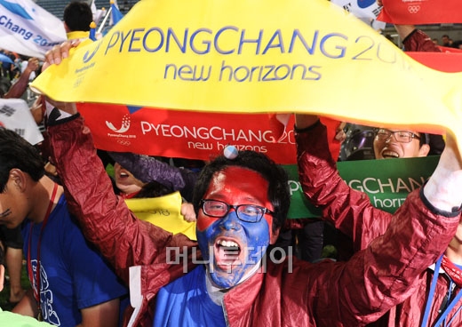 7일 새벽 2018동계올림픽 개최지가 평창으로 결정된 가운데 강원도 평창군 알펜시아 스키점프대를 찾은 시민들이 기뻐하고 있다. ⓒ사진=홍봉진 기자