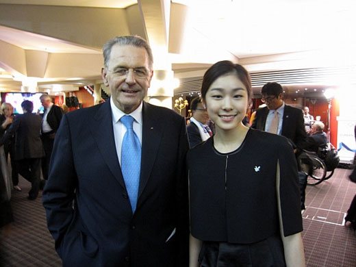 김연아가 7일 자신의 공식 홈페이지에 자크 로게 국제올림픽위원회(IOC) 위원장과 촬영한 사진을 공개했다. ⓒ김연아 공식 홈페이지