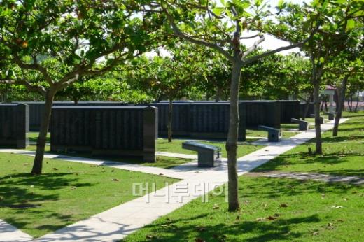 나하(那覇)시에서 가장 번화한 '고쿠사이(국제)거리'의 밤 풍경. 오키나와 본섬 최대 번화가지만 우리네 남대문시장과 비슷한 정서를 가졌다.