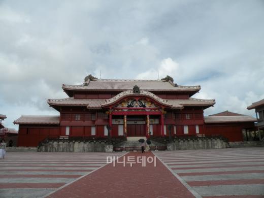 18세기 류큐의 쇼케이왕이 '만인이 앉아도 넉넉한 벌판'이라고 칭해 만좌모란 이름이 붙은 천연잔디밭. 코끼리 코 모양을 한 절벽이 에메랄드 빛 바다와 절경을 이루는 오키나와의 명소다.