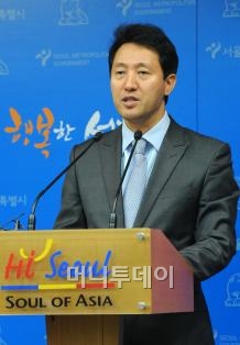 ↑오세훈 서울시장이 13일 취임 1주년 기념 기자설명회에서 '민선5기 1년, 창의시정 5년'의 성과를 설명하고 있다.