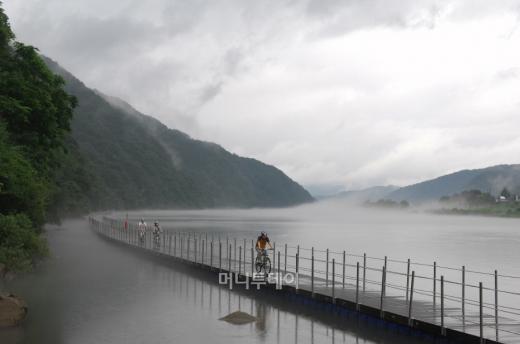 화천군이 자랑하는 자전거 100리길은 자전거 마니아들과 이색 체험을 즐기려는 가족 여행객에게 인기다.