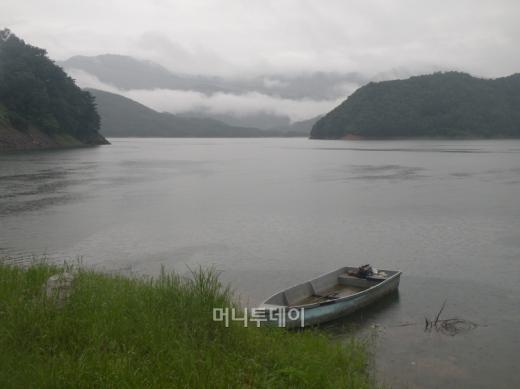 붕어섬 인근 수변레저시설에서 즐기는 카약 체험.