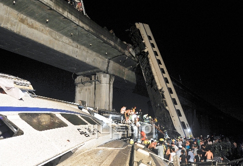 7월23일 밤 발생한 사고로 다리 아래로 추락해 쓰러져 있는 허시에호.
