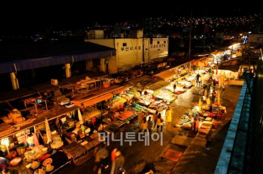 ▲삶의 활력 넘치는 부산관광일번지 '자갈치시장'야경