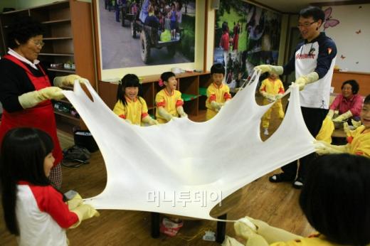 ▲전북임실 치즈마을의 치즈만들기 체험