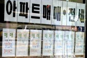 ↑중개업소 유리벽에 붙은 매물판