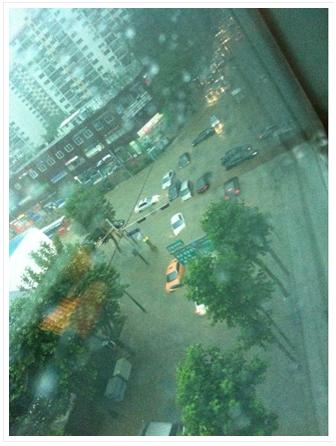 트위터러가 올린 강남역 일대 침수 사진(출처=트위터 화면 캡처)