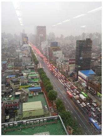 트위터러가 올린 출근길 강남역 버스 안 사진(출처=트위터 ID : Jane0071)