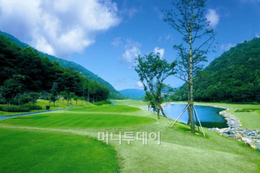 ↑문경GC 15번홀.