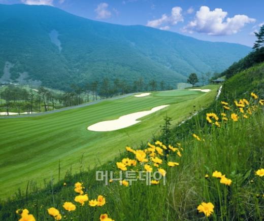 ↑↑문경GC 아웃코스 3번홀(파4 360m). 왼쪽으로 휘는 '도그레그(dog leg)' 홀이다.