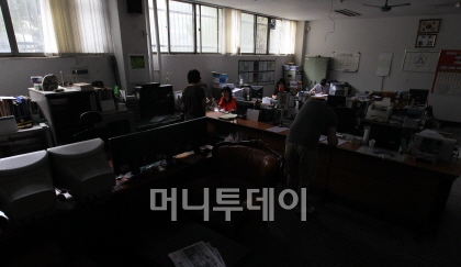 ↑집중호우로 인해 피해가 속출한 가운데 28일 오전 서울 대치동 은마아파트 관리사무소에서 관계자들이 단전된 상태로 업무를 보고 있다. ⓒ이기범 기자