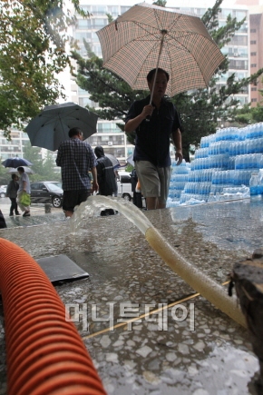 ↑집중호우로 인해 피해가 속출한 가운데 28일 오전 서울 대치동 은마아파트 관리사무소에서 지하에 잠긴 물을 빼내고 있다. ⓒ이기범 기자