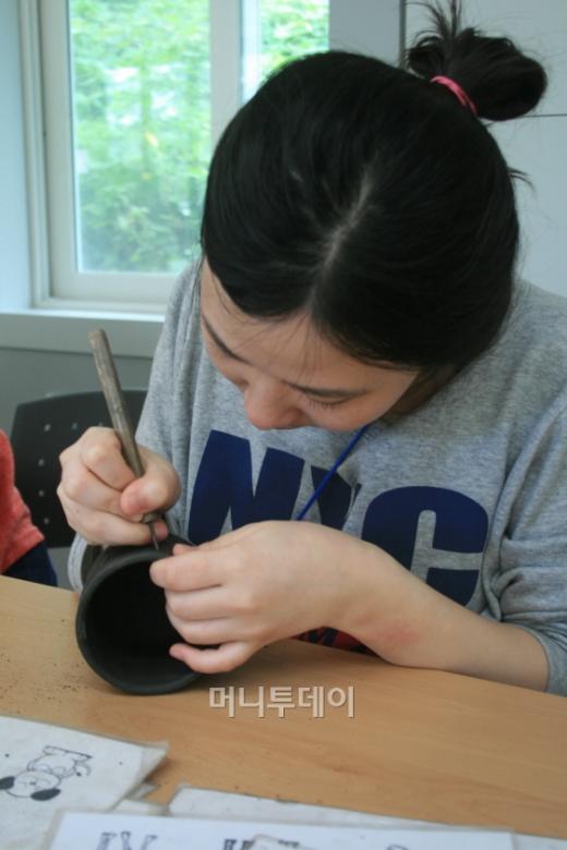 ▲축제 기간중 머그컵을 직접 조각하는 모습