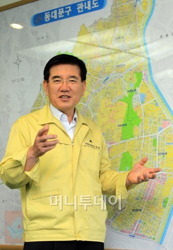 ↑동대문구의 지역 특성을 설명 중인 유덕열 동대문구청장 ⓒ이동훈 기자 photoguy@
