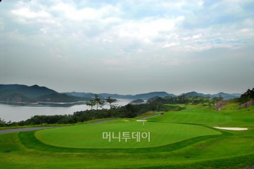 ↑골드레이크는 그린이 빠르고 조경이 뛰어나다