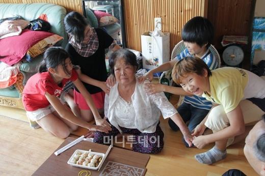 ↑정읍 칠곡초등학교 아이들은 자신들의 친환경 무상급식 점심의 반찬을 아껴 주먹밥을 만들어 이웃의 독거노인에게 주먹밥을 전달했다. ⓒ하하야