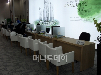 ↑부동산 전문가들은 미국 신용등급 강등 여파에 따른 국내 증시 하락이 장기화될 경우 신규아파트 분양시장도 타격이 불가피할 것으로 내다봤다. 사진은 특정기사와 관련없음.