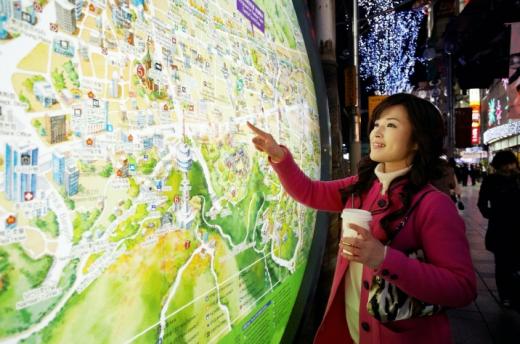 ▲지도를 보며 관광지를 찾고 있는 외국인